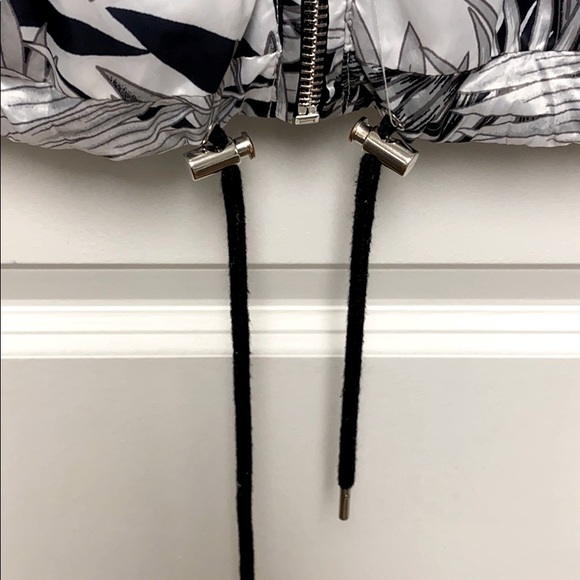 NICE PALM LEAF WIND BREAKER ZIPPED HOODIE JACKET! FOLDABLE TO FIT IN YOUR POCKET - Picture 5 of 6